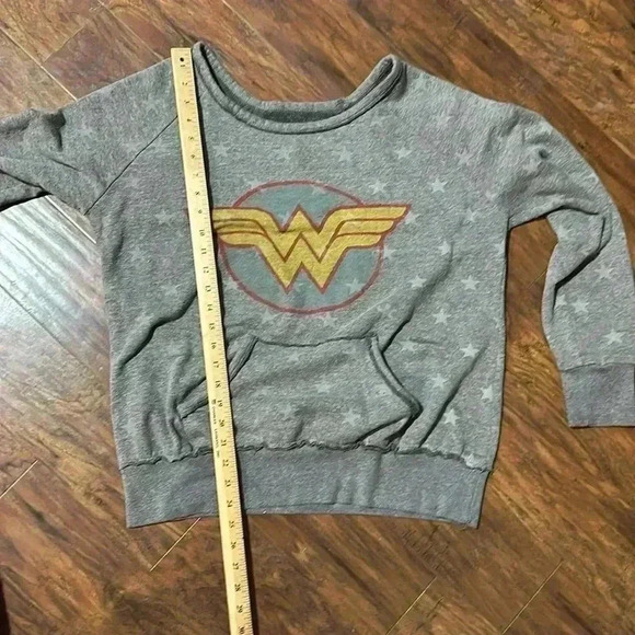 Vintage Wonder Woman DC Comics Six Flags Sweatshirt - Picture 3 of 9